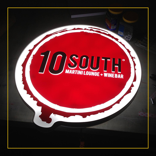 A red and white sign that says 1 0 south.